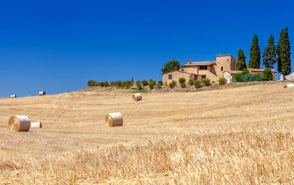 Landsbygdslandskap i Toscana, Italien. Balar och höstackar på kullar och fält. — Stockfoto