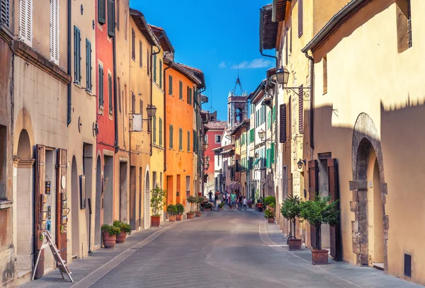 Montepulciano, italien - 25. august 2013: alte enge straße im zentrum der stadt mit bunten fassaden. — Stockfoto