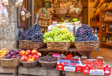 Montepulciano, Italya-18 Ağustos 2013: farklı olgun MEYVELERLE yemek tezgahları.
