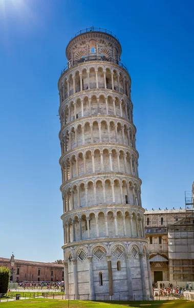Šikmá věž v Pise v Itálii detail. Vodorovný rámeček. — Stock fotografie