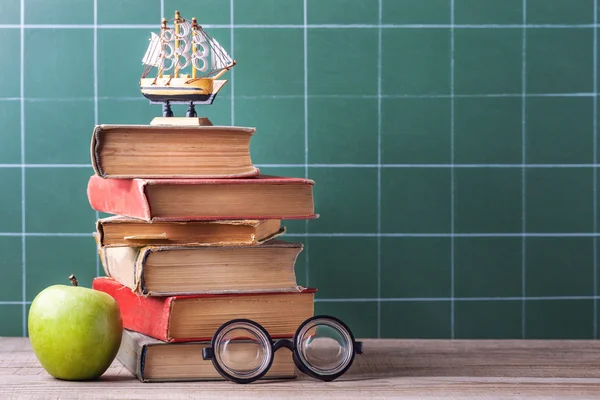 Die alten Schulbücher, Lehrbücher und Schulmaterialien liegen auf einem Holztisch. — Stockfoto