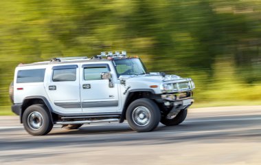 Rusya, Irkutsk - 20 Ağustos 2015: Gümüş büyük Hummer araba sürmek kadar yüksek hızda yol.