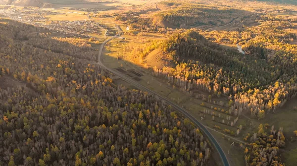 Niesamowita Panorama Lotnicza Drona Nad Rzeką Jesienny Las Wzgórze Asfaltowa — Zdjęcie stockowe