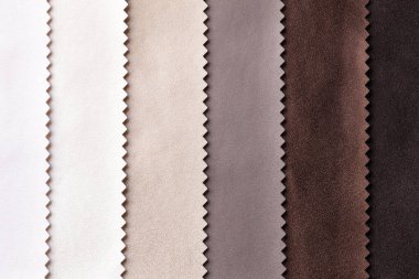 Deri tekstil kahverengi ve bej rengi, arka plan. Mobilyalar için iç kumaşın katalog ve palet tonu, yakın çekim. Deri desenli çok renkli kumaş koleksiyonu, makro.