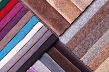 Kadife renkli, kahverengi ve gri renkli, arka planda. Mobilyalar için iç kumaşın katalog ve palet tonu, yakın çekim. Kadife kumaş koleksiyonu.