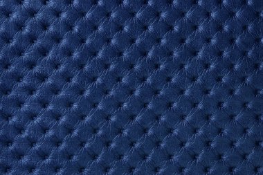 Kapiton desenli lacivert deri arka plan, makro. Chesterfield stili Indigo tekstili. Klasik safir kumaş arkaplanı.