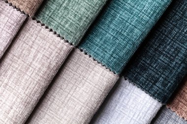 Kadife ve kadife kumaş örnekleri, çeşitli renkler, arka plan. Mobilyalar için iç kumaşın katalog ve kumaş tonu, yakın çekim. Renkli kumaş koleksiyonu.