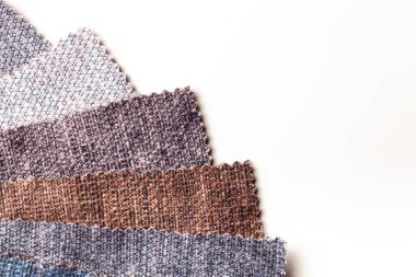 Beyaz masa, arka plan üzerinde kadife ve kadife renkli, kahverengi ve gri renkler. Mobilyalar için iç kumaşın katalog ve kumaş tonu, makro. Kopya alanı olan kumaş koleksiyonu.