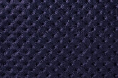 Kapiton desenli lacivert deri arka plan, makro. Eskimiş Chesterfield tarzında koyu mor bir tekstil. Klasik kumaş menekşe arkaplan.