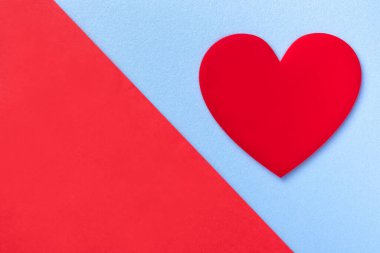 Kağıt zemin, kalp şeklinde iki kırmızı ve mavi renk. Fotokopi odalı aşk kartı. İlaç ve sağlık arkaplanı.