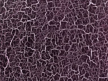 Dekoratif alçılı eski duvar dokusu koyu mor ve beyaz renkler. Çatlamış beton grunge arka planı. Soyut şarap sıva yüzeyi, yakın plan..