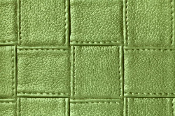 正方形のパターンとステッチ マクロと緑の革の背景のテクスチャ 幾何学的形状を持つ現代の装飾オリーブ繊維からの抽象的な背景 — ストック写真