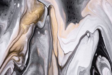 Soyut akışkan sanat arka planı siyah ve beyaz renkler. Sıvı mermer. Altından gradyanı ve sıçraması olan akrilik bir tablo. Alkol mürekkebi arkaplanı ve gri dalga deseni.