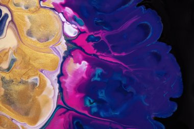 Siyah arkaplan mor ve lacivert renklerde parlak soyut akışkan sanat. Sıvı akrilik bir tablo, altın renginde ve serpiştirilmiş. Dalgalar ve alev desenli suluboya arkaplan.