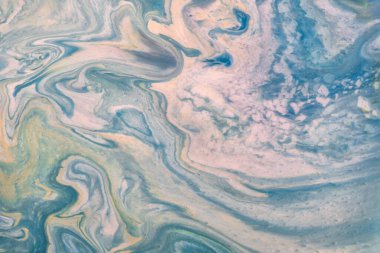 Soyut akışkan sanat arka planı açık mavi ve beyaz renkler. Turkuaz eğimli ve sıçramalı akrilik bir tablo. Bej dalga desenli suluboya arkaplan.