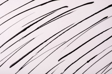 İnce siyah çizgiler ve beyaz arka plana çizilmiş sıçramalar. Dekoratif darbeyle soyut sanat arkaplanı. Grafik çizgili akrilik resim.