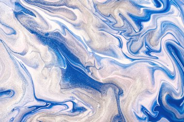 Soyut akışkan sanat arka planı lacivert ve beyaz renkler. Sıvı mermer. Gümüş renkli ve gradyalı akrilik bir tablo. Parlak dalgalı desenli alkol arkaplanı.