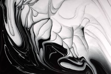 Soyut akışkan sanat arka planı siyah ve beyaz renkler. Sıvı mermer. Tuval üzerinde akrilik bir tablo, girdap şeklinde ve eğimli. Kıvırcık dalgalı desenli alkol arkaplanı.