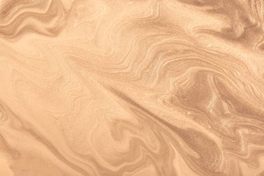 Soyut akışkan sanat arka planı açık kahverengi ve bronz renkler. Sıvı mermer. Bej rengi parlak gradyanı olan akrilik bir tablo. İnci dalgalı desenli alkol arkaplanı.