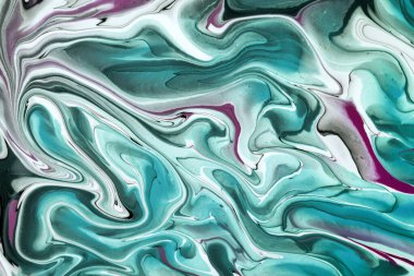 Soyut akışkan sanat arka planı açık mavi ve beyaz renkler. Sıvı mermer. Turkuaz çizgileri ve gradyanı olan akrilik bir tablo. Dalgalı desenli alkol arkaplanı.