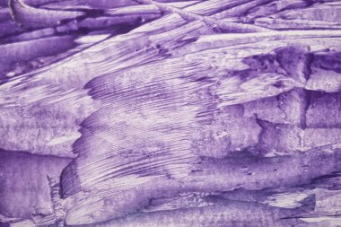 Soyut sanat arka planı mor ve beyaz renkler. Tuval üzerine suluboya boya, menekşe renkleri ve su sıçraması. Kağıt üzerinde fırça darbesi desenli akrilik çizimler. Taş zemin.