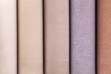 Kadife tekstil kahverengi ve bej rengi, arka plan. Mobilyalar için iç kumaşın katalog ve palet tonu, yakın çekim. Renkli kumaş koleksiyonu.