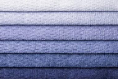 Örgü kumaş rengi ve mavi renk gradyanı, arka plan. Mobilyalar için iç kumaşın katalog ve palet tonu, yakın çekim. Hasır desenli kumaş koleksiyonu.