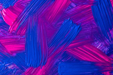 Soyut sanat arka planı koyu mor ve lacivert renkler. Safir dokunuşlar ve sıçramalarla bez üzerinde suluboya boya. Kağıt üzerinde fırça darbesi desenli akrilik çizimler. Doku arkaplanı.