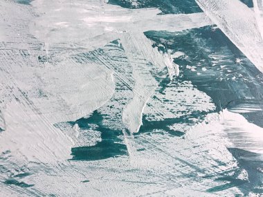 Soyut sanat arka planı lacivert ve beyaz renkler. Zümrüt gradyan ile bez üzerinde suluboya boya. Sıçratma desenli akrilik arkaplan.