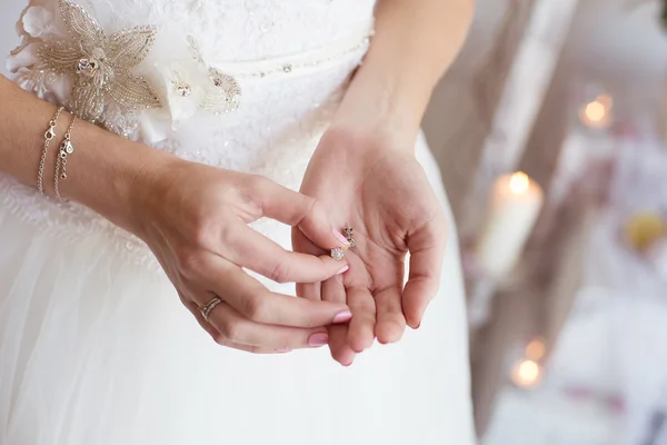 ihale duyguları, elinde küpe