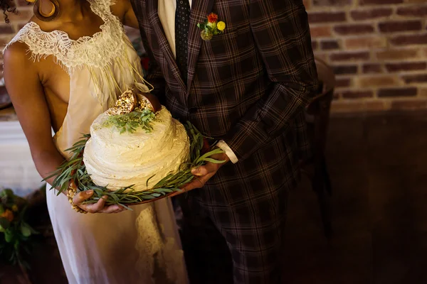 Gelin ve damat pasta kesme