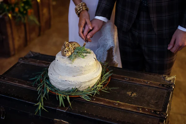 Gelin ve damat pasta kesme