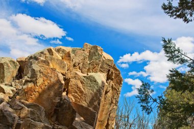 Prescott, Arizona 'daki Fain Park' ta engebeli kaya oluşumları.