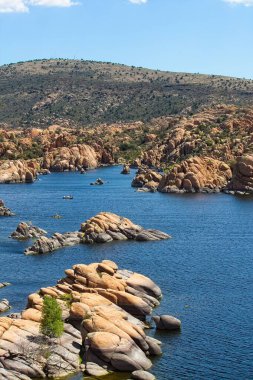 Watson Gölü ve Granite Dells, Prescott, Arizona 'daki inanılmaz kayalar..