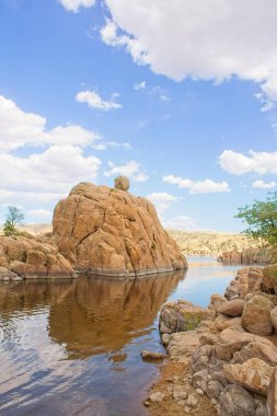 Watson Gölü, Granite Dells, Prescott, Arizona 'da inanılmaz bir kaya oluşumu. Beyaz bulutlar mavi gökyüzünü dolduruyor.