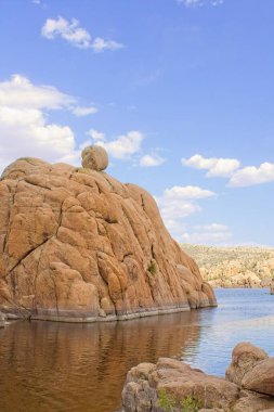 Watson Gölü, Granite Dells, Prescott, Arizona 'da inanılmaz bir kaya oluşumu. Beyaz bulutlar mavi gökyüzünü dolduruyor.