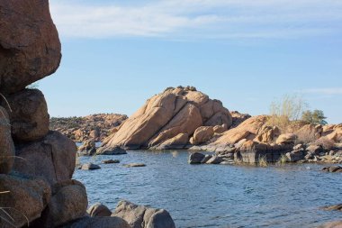 Granit Dells ve Watson Gölü 'nün inanılmaz kayaları, Prescott, Arizona.