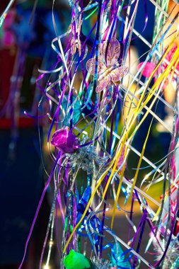 Sihirli değnekler rüzgarda uçuşuyor.