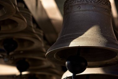 Carillon 'da büyük bronz çanların yakın çekimi..