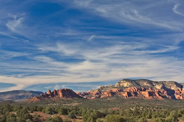 Gökyüzünde inanılmaz bulutlar olan horoz tarağı oluşumu. Sedona, Arizona.