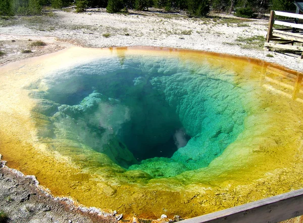 Rainbow geyser pool — Stockfoto