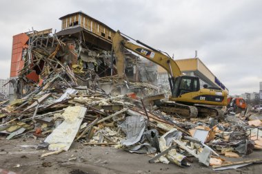 Ekskavatör kafe yok eder.