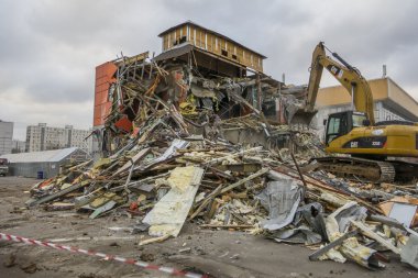 Ekskavatör bina yıkan