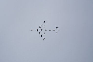 Airshow. Uçuş oluşumunda.