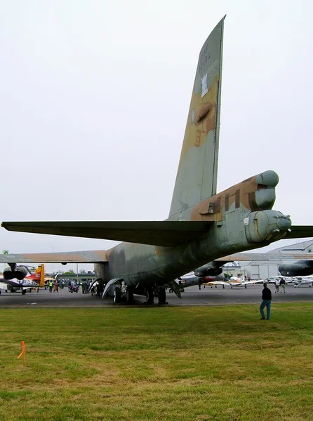 Eski uçak airshow üzerinde — Stok fotoğraf