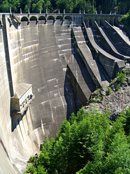 Barragem de concreto água — Fotografia de Stock