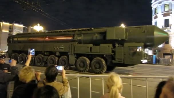 Moscú, Rusia - 28 de abril de 2016: repetición del desfile del Día de la Victoria antes del 9 de mayo. Maquinaria militar conducir por la calle de la ciudad . — Vídeo de stock