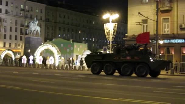 Moscú, Rusia - 28 de abril de 2016: repetición del desfile del Día de la Victoria antes del 9 de mayo. Maquinaria militar conducir por la calle de la ciudad . — Vídeos de Stock