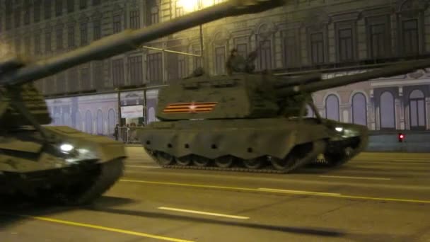 Moscow, Oroszország - 2016. április 28.: A győzelem napja parade ismétlés előtt május 9-én. Katonai gépek leszorítja a város utca. — Stock videók