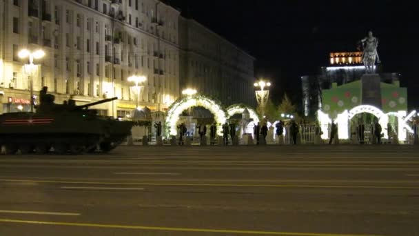 Moscou, Rússia - 28 de abril de 2016: Repetição do desfile do Dia da Vitória antes de 9 de maio. Máquinas militares dirigem pela rua da cidade . — Vídeo de Stock